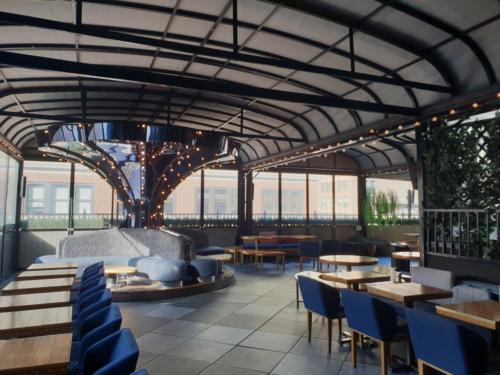 zona interna del ristorante moxy hotel new york con copertura first class chiusa