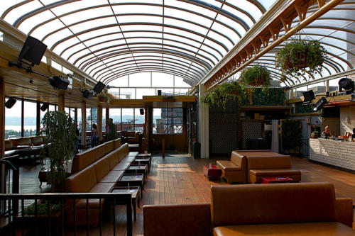 Lo Skylight di Hudson Terrace permette di servire i clienti di giorno con luce naturale e di notte sotto le stelle, sempre protetti dalle intemperie.
